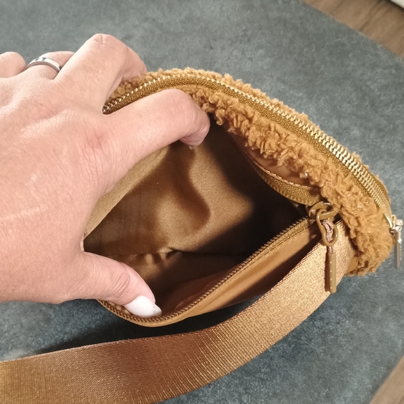 Lululemon Athletica Sherpa Belt Bag/Crossbody - Picture 4 of 5